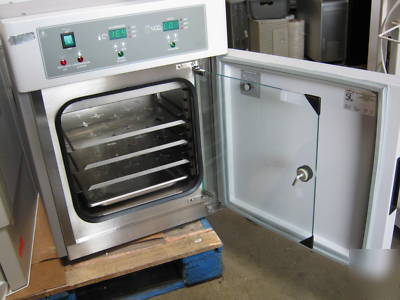 Sheldon water-jacketed mini CO2 incubator w/ shelves