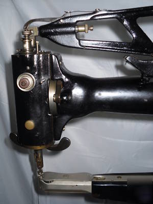 Industrial singer 29K60 with universal feed arm 