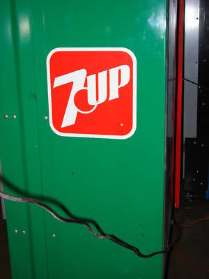 Vintage 7-up / antique soda pop machine game room ready