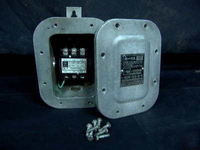 (2) ge 40 amp contactor 3 pole 600V 50/60HZ w/enclosure