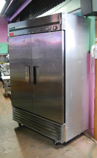 2 door true mfg (model t-49F) reach in upright freezer